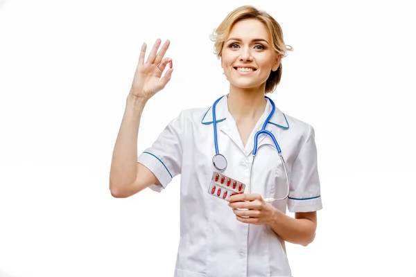 Mujer médico de pie sobre fondo blanco —  Fotos de Stock