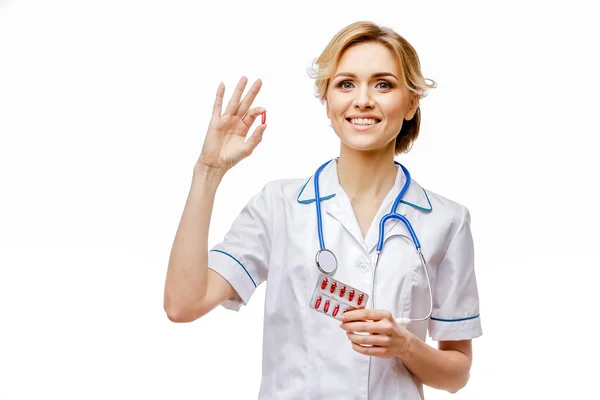 หมอผู้หญิงยืนอยู่บนพื้นหลังสีขาว — ภาพถ่ายสต็อก