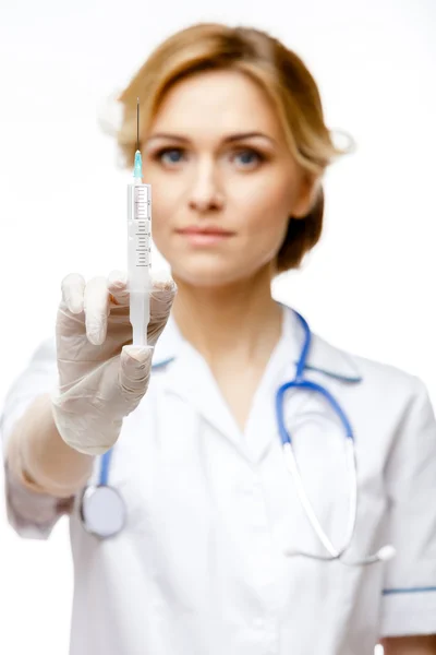 Kvinna läkare står på vit bakgrund — Stockfoto