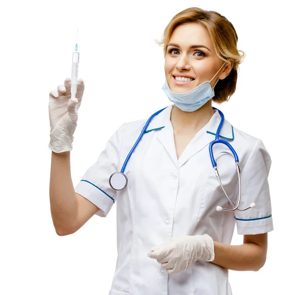 Femme médecin debout sur fond blanc — Photo