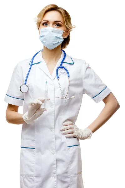 Kvinna läkare står på vit bakgrund — Stockfoto