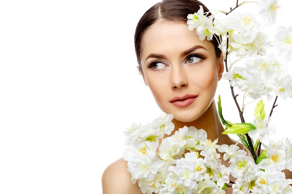 Красивая женщина с чистой свежей кожей держа цветущие ветви — стоковое фото