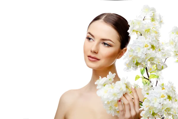 Mulher bonita com pele fresca limpa segurando ramos floridos — Fotografia de Stock