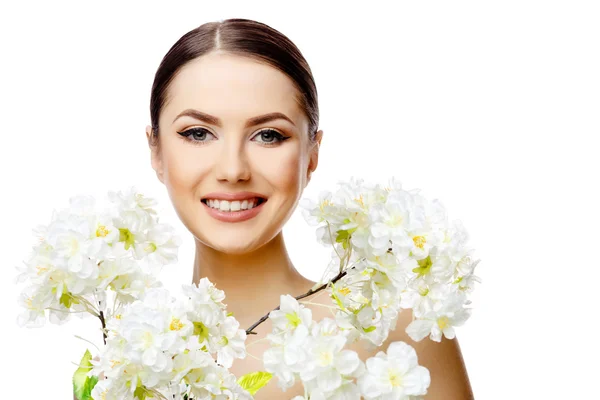 Vacker kvinna med ren fräsch hud håller blommande grenar — Stockfoto