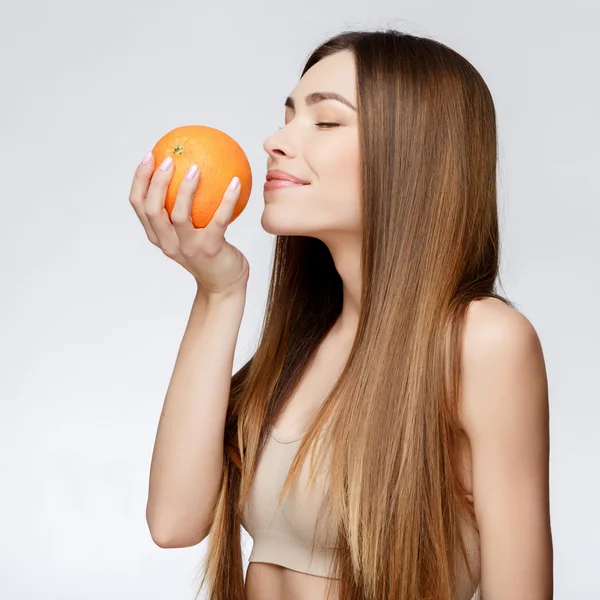 Bella donna con pelle fresca pulita che tiene arancione — Foto Stock