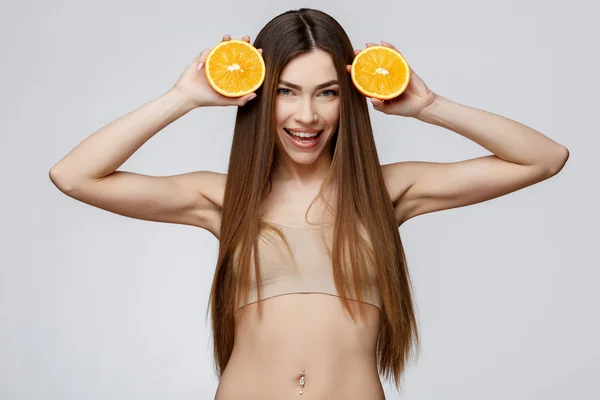 Mulher bonita com pele limpa fresca segurando laranja — Fotografia de Stock