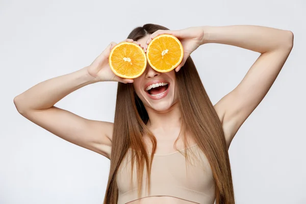 オレンジを保持しているきれいな新鮮な肌と美しい女性 — ストック写真