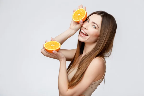 Vacker kvinna med ren fräsch hud håller orange — Stockfoto