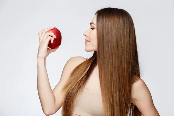Mooie vrouw met schone frisse huid die Apple vasthoudt — Stockfoto
