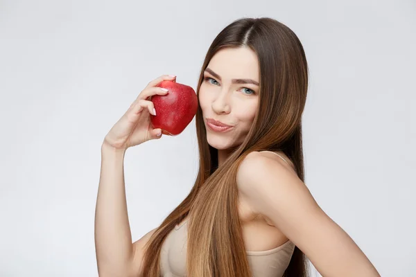 Mulher bonita com pele fresca limpa segurando maçã — Fotografia de Stock