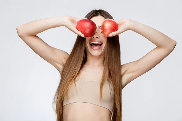 Bella donna con pelle fresca pulita con mela in mano — Foto Stock