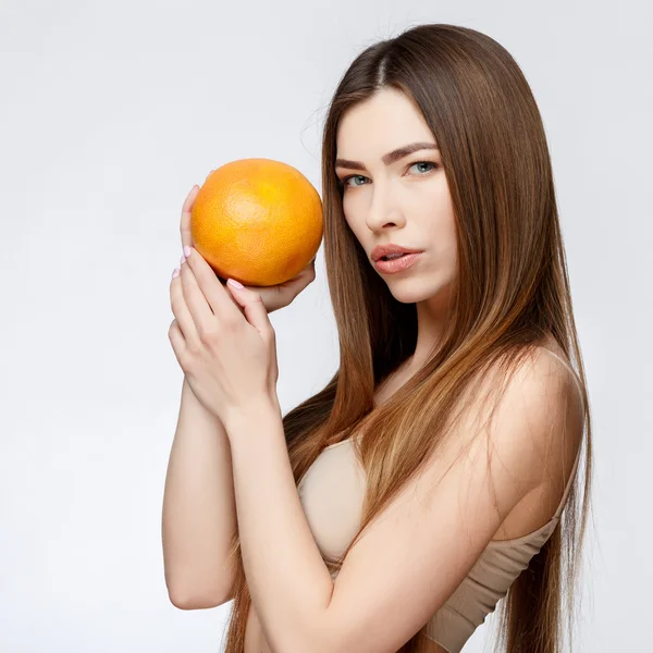 Vacker kvinna med ren fräsch hud som håller garapefruit — Stockfoto