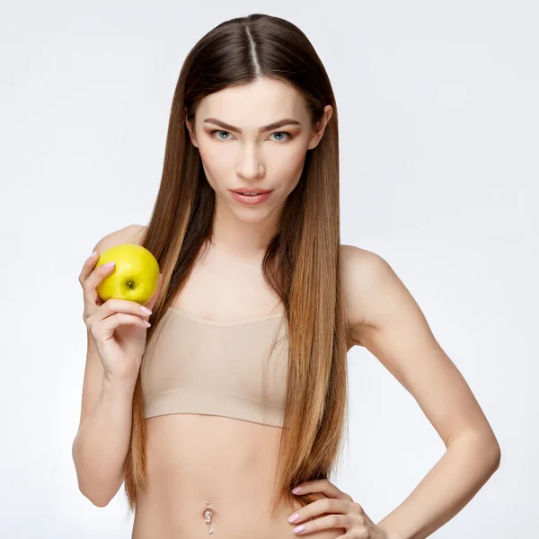 リンゴを持つ清潔な新鮮な肌を持つ美しい女性 — ストック写真