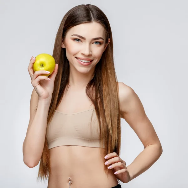 Schöne Frau mit sauberer, frischer Haut, die Apfel hält — Stockfoto