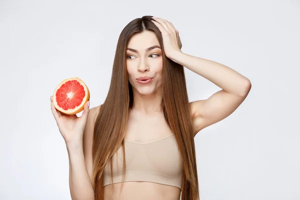 Mulher bonita com pele fresca limpa segurando garapefruit — Fotografia de Stock