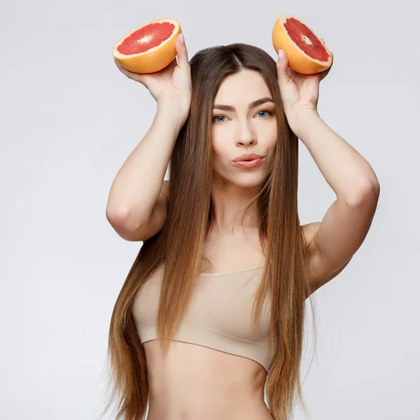 Beautiful Woman with Clean Fresh Skin holding garapefruit — Stock Photo, Image