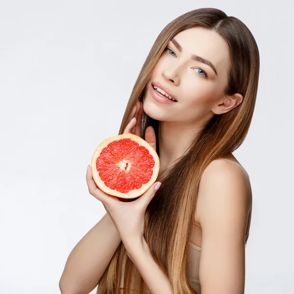 Hermosa mujer con piel limpia y fresca sosteniendo garapefruit — Foto de Stock