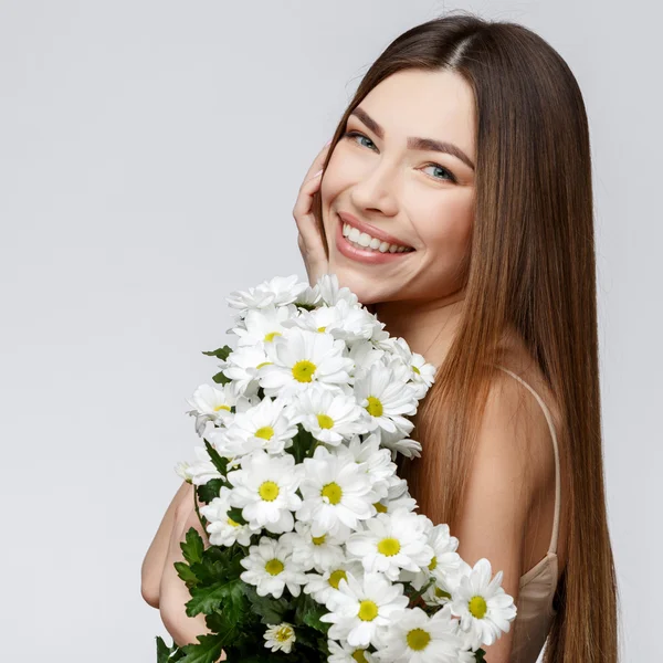 Çiçekler tutan Temiz Taze Cilt ile Güzel Kadın — Stok fotoğraf