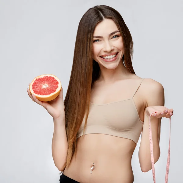 Mulher bonita com pele fresca limpa segurando garapefruit — Fotografia de Stock