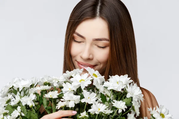 Çiçekler tutan Temiz Taze Cilt ile Güzel Kadın — Stok fotoğraf
