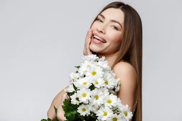 花を持つ清潔な新鮮な肌を持つ美しい女性 — ストック写真