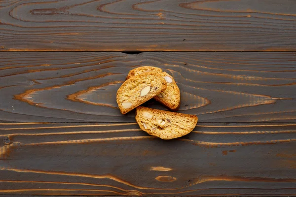 Biscuit italien cantuccini avec remplissage aux amandes sur fond en bois — Photo