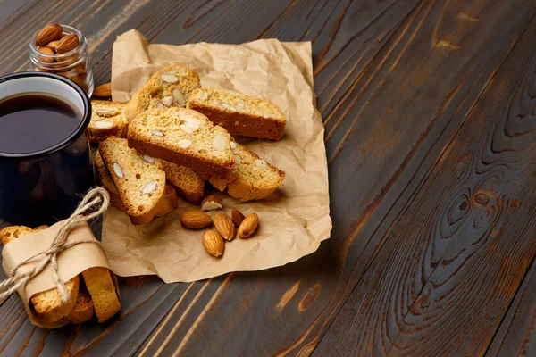 Italiaanse cantuccini cookie met amandel vulling op houten achtergrond — Stockfoto