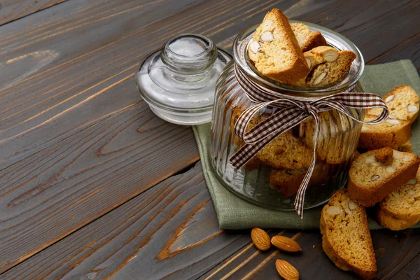 Італійський cantuccini cookie з мигдаль наповнення на фоні дерев'яні — стокове фото