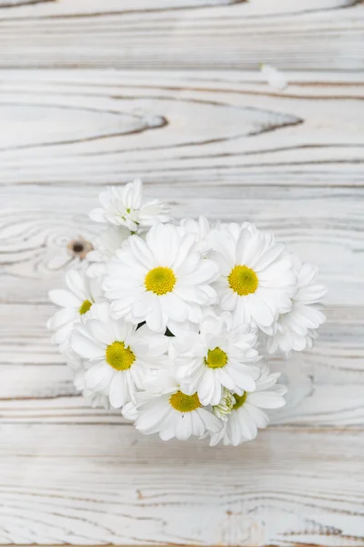 Λευκά λουλούδια σε ξύλινο φόντο — Φωτογραφία Αρχείου