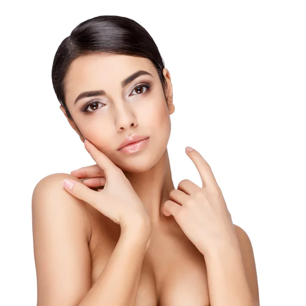 美しいきれいな肌を持つ若いブルネット女性 — ストック写真