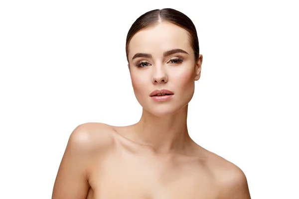 Schöne junge Frau mit sauberer, frischer Haut — Stockfoto