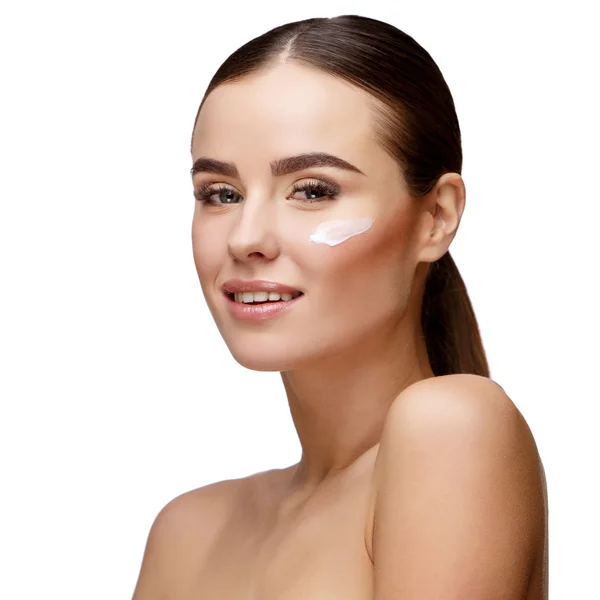 Schöne junge Frau mit sauberer, frischer Haut — Stockfoto