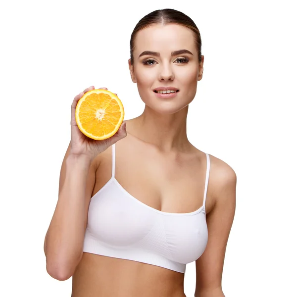 Ritratto di donna attraente sorridente che tiene arancione isolato su bianco — Foto Stock