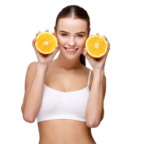 Retrato de mulher atraente sorrindo segurando laranja isolado no branco — Fotografia de Stock