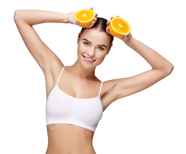 Retrato de mulher atraente sorrindo segurando laranja isolado no branco — Fotografia de Stock
