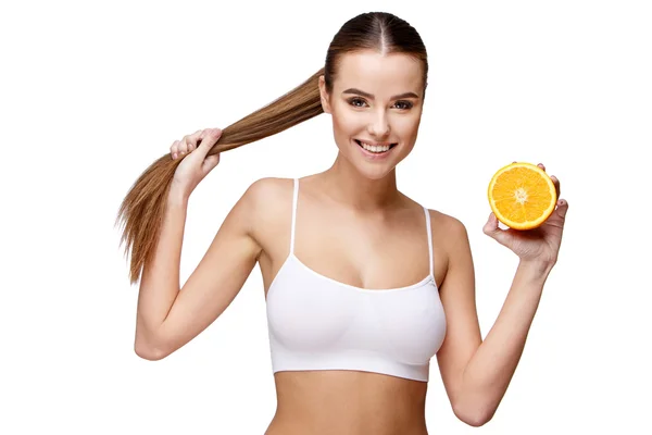 Retrato de mulher atraente sorrindo segurando laranja isolado no branco — Fotografia de Stock