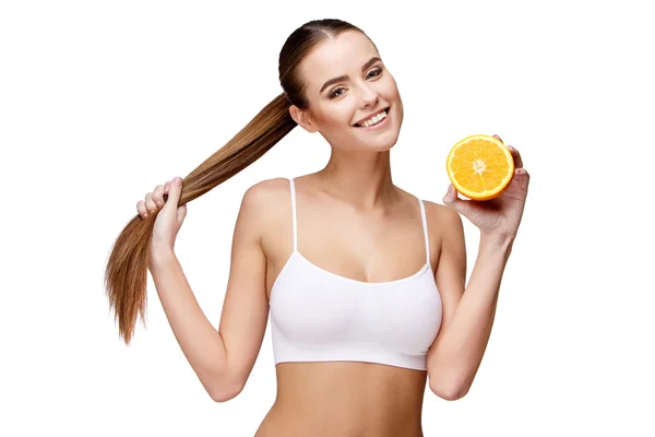 Retrato de mulher atraente sorrindo segurando laranja isolado no branco — Fotografia de Stock