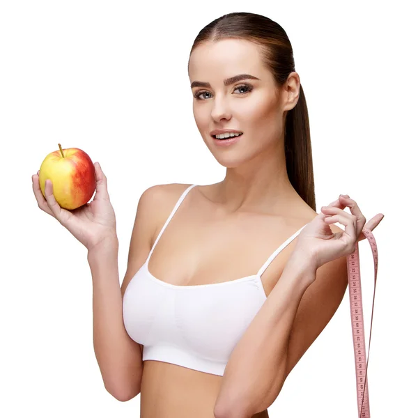 Портрет привабливої жінки, що тримає яблуко ізольовано на білому — стокове фото