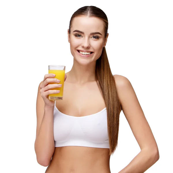 Atractivesmiling mujer sosteniendo vaso de jugo de naranja aislado en blanco — Foto de Stock