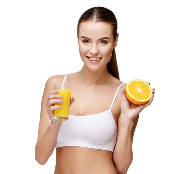 Atrativos sorridente mulher segurando vidro de suco de laranja isolado no branco — Fotografia de Stock