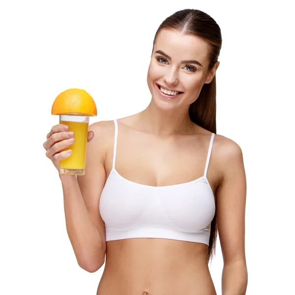 Приваблива жінка, що тримає склянку апельсинового соку, ізольована на білому — стокове фото