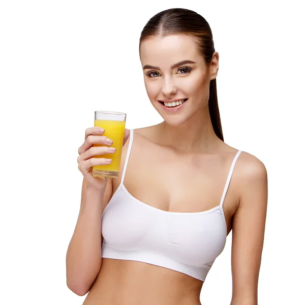 Atractivesmiling mujer sosteniendo vaso de jugo de naranja aislado en blanco —  Fotos de Stock
