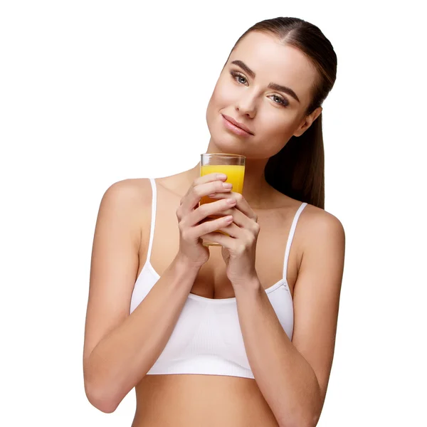 Приваблива жінка, що тримає склянку апельсинового соку, ізольована на білому — стокове фото