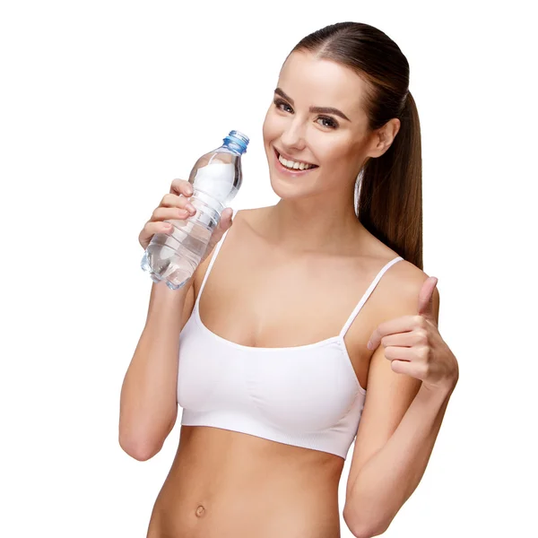 Приваблива жінка, що тримає пляшку води ізольовано на білому — стокове фото