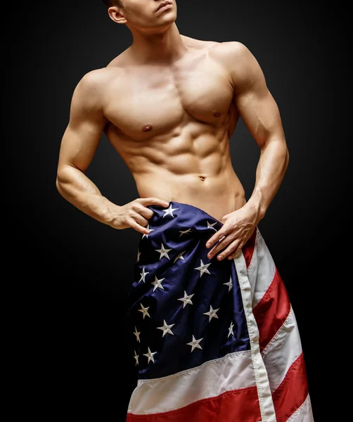 Hezký mladý muž trup pokrytý americkou vlajkou — Stock fotografie