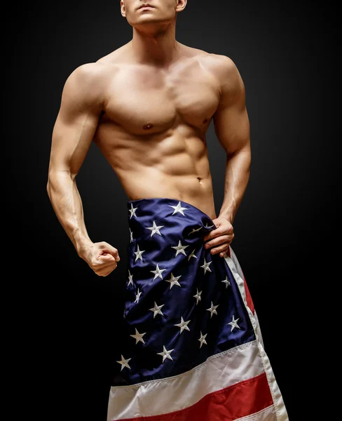 Knappe jonge mannen romp bedekt met Amerikaanse vlag — Stockfoto
