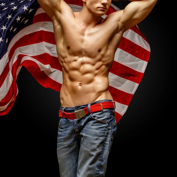 Knappe jonge mannen romp bedekt met Amerikaanse vlag — Stockfoto