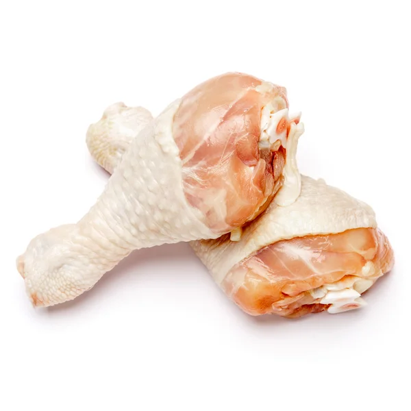 Syrové kuřecí stehýnka na bílém pozadí — Stock fotografie