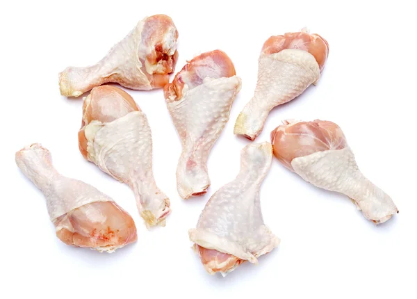 Pernas de frango cru em um fundo branco — Fotografia de Stock