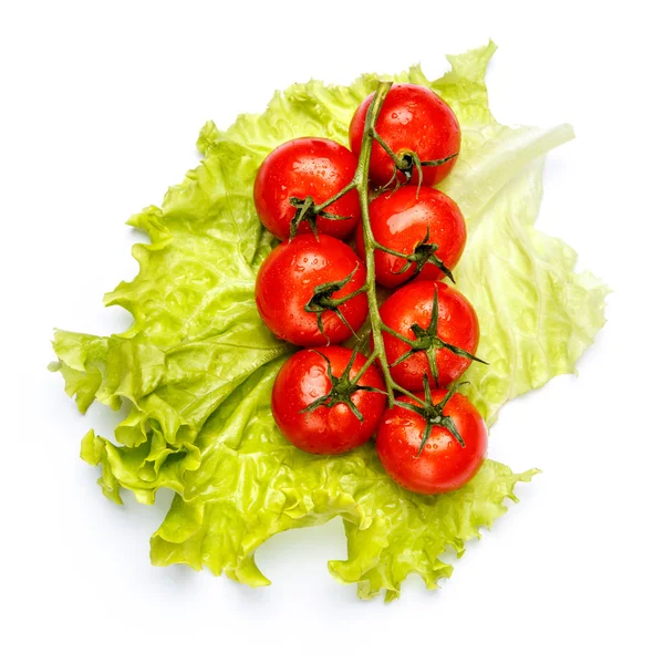 Tomates ciruela con hojas sobre fondo blanco —  Fotos de Stock